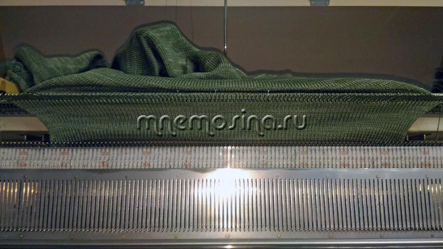 Навешиваем первый ряд манжеты на иглы Навешиваем первый ряд манжеты на иглы