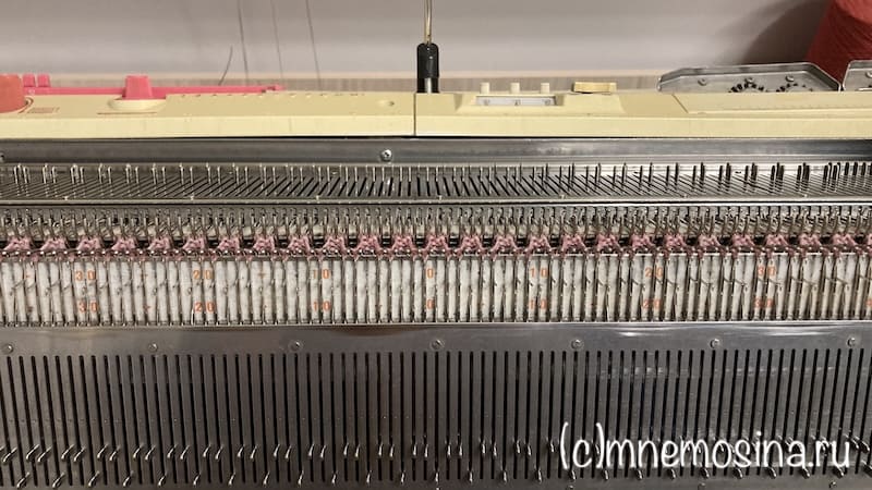 Начало вязания резинки гольфов на вязальной машине