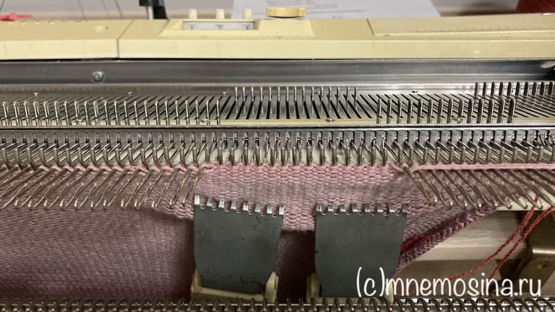 Обвитие иглы нитью при вязании пятки гольфов