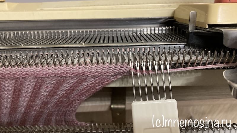 Убавление петель на голени гольфов справа