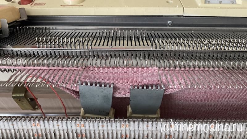 Вязание второго гольфа на вязальной машине