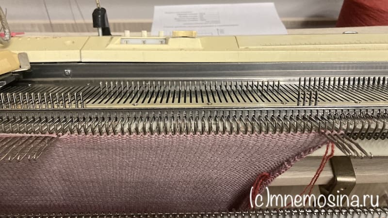 Выдвигаем иглы в ПНП при вязании пятки гольфов