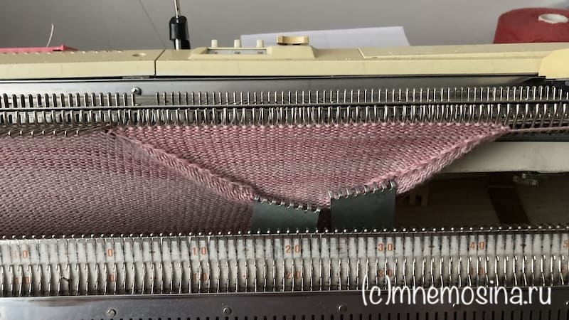 Заканчиваем вязание гольфов бросовой нитью