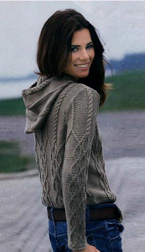 Вязание для женщин. Вязаный женский пуловер с капюшоном. Модель 145