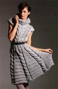 Женские модели вязания.Платье с косами и высоким воротником.
